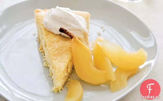 Pastel de Suero de Leche con Peras Escalfadas de Riesling