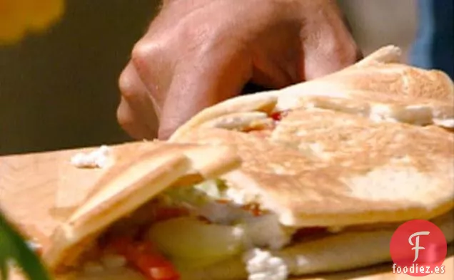 Piadina de Hummus con Ensalada de Pepino y Queso Feta