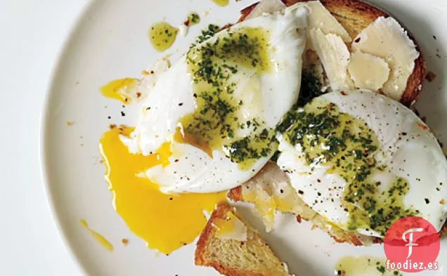 Huevos escalfados y Queso Parmesano Sobre Tostadas de Brioche con Pistou