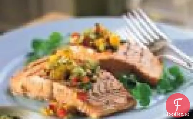 Filetes De Salmón A La Parrilla Con Salsa De Mango y pepino