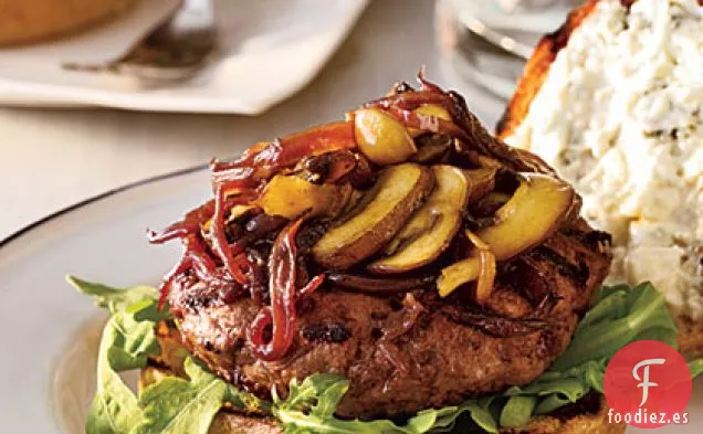 Cabernet-Hamburguesas Balsámicas con Champiñones Salteados y Cebollas