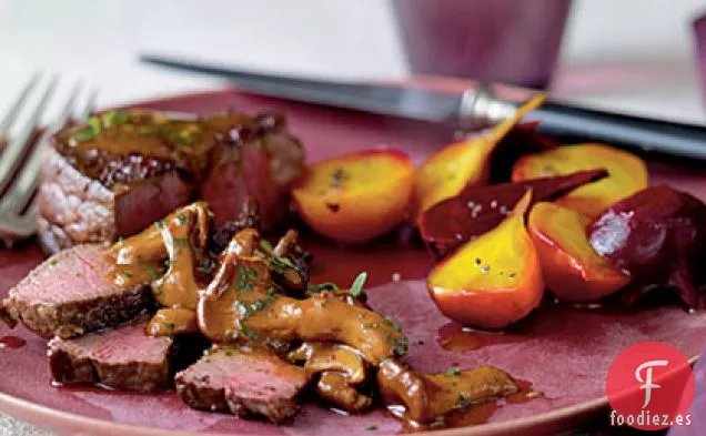 Bisonte Espolvoreado de Zumaque con Salsa de Rebozuelos y Remolacha