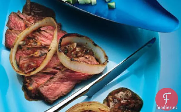 Filete De Tiras Alimentado Con Pasto Con Salsa Picante De Hoisin Y Condimento De Pepino