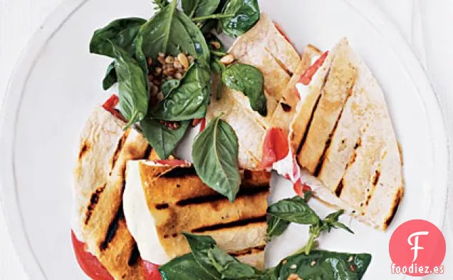 Quesadillas de Tomate y Mozzarella con Albahaca