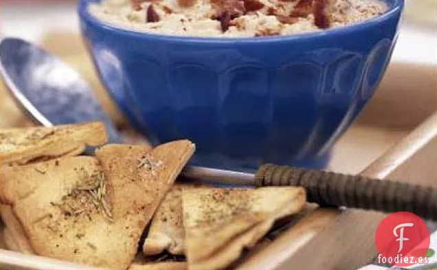 Salsa de Frijoles Blancos y Tocino con Chips de Pita de Romero