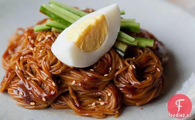 Bibim Nengmyun (Fideos De Trigo sarraceno Mezclados Con Una Salsa De Pimiento Picante)