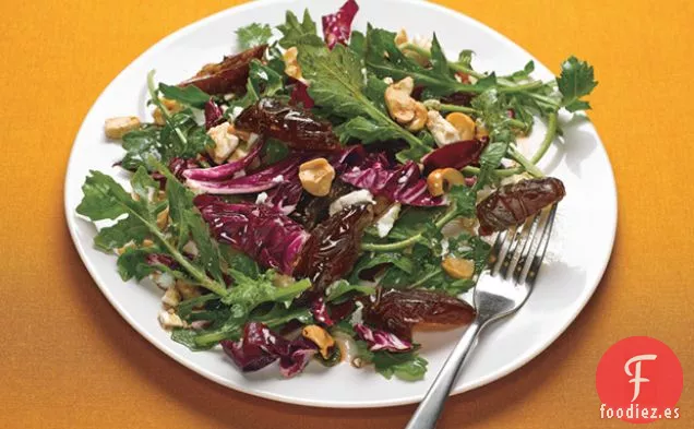 Ensalada de Achicoria y Rúcula con Dátiles, Avellanas y queso Feta
