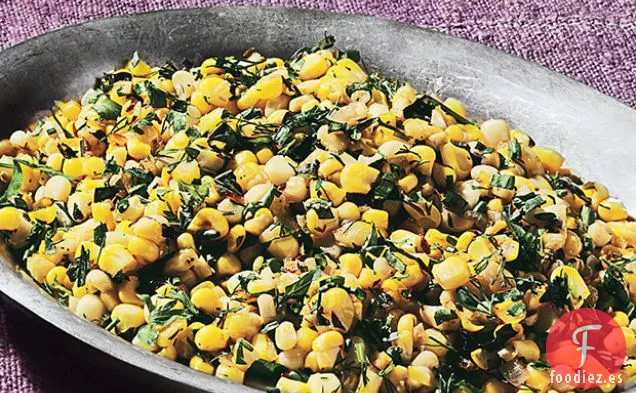 Salteado de Maíz de Verano con Toneladas de Hierbas