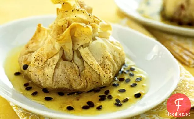Bolsas de Pasta Filo de Guayaba y Manchego con Jarabe de Maracuyá
