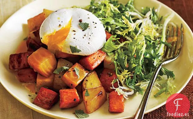 Dos Hachís de Patata y Remolacha con Huevos Escalfados y Verduras