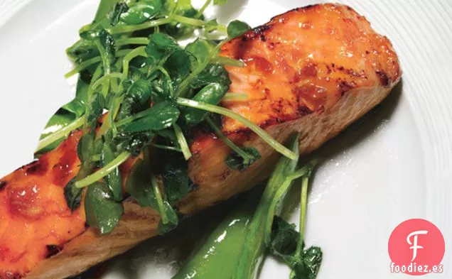 Salmón con Glaseado de Chile Dulce, Guisantes con Azúcar y Zarcillos de Guisantes