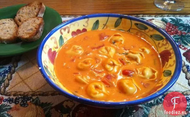 Sopa Cremosa de Tortellini de Tomate y Albahaca