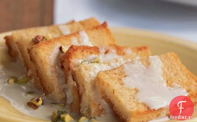 Budín de Pan Indio con Salsa de Cardamomo