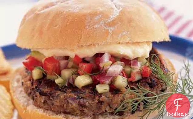 Hamburguesas de Frijoles Negros con Pepino Picante y Condimento de Pimiento Rojo