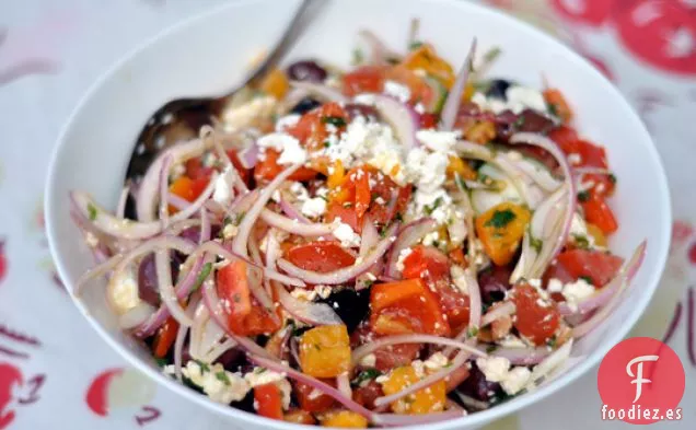 Ensalada De Tomate Con Cebolla Roja, Eneldo Y Queso Feta