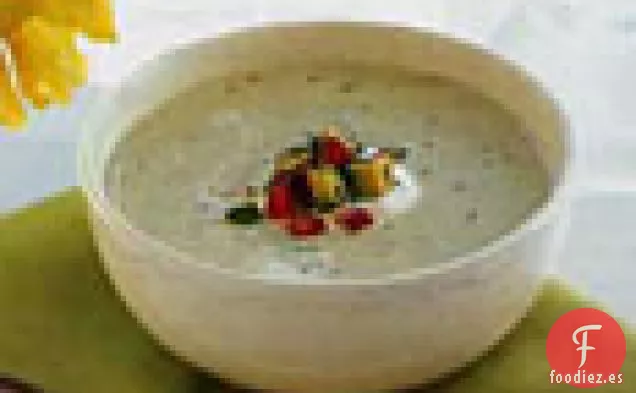 Sopa de Pepino y Aguacate con Ensalada de Tomate y Albahaca