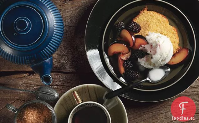 Pastel de Polenta de Naranja con Ciruelas con Aroma a Vainilla y Moras y Helado de Suero de Leche