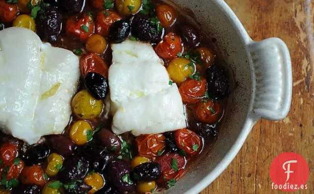 Bacalao Asado Con Tomates Pequeños Y Aceitunas Variadas