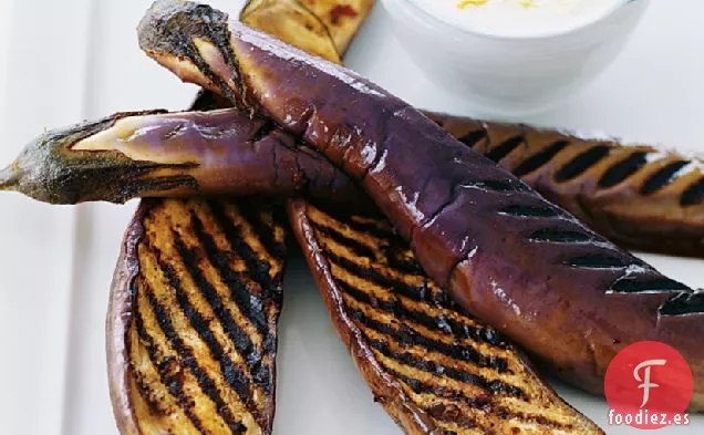 Berenjenas a la Parrilla con Salsa de Yogur de Comino