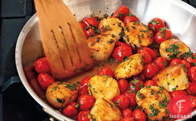 Vieiras Salteadas con Tomates Cherry, Cebollas Verdes y Perejil