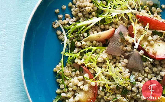 Ensalada Tibia de trigo sarraceno con Chalotes Asados, Manzanas y Frisé