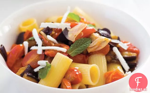 Rigatoni con Berenjena Salteada y Tomates