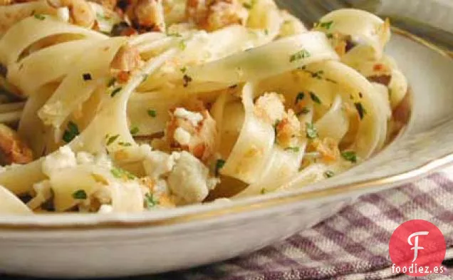 Fettuccine de Gorgonzola y Nuez con Migas de Pan Tostadas