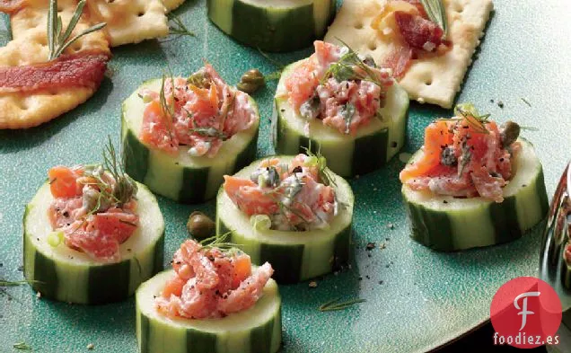 Ensalada de Salmón Ahumado en Tazas de Pepino