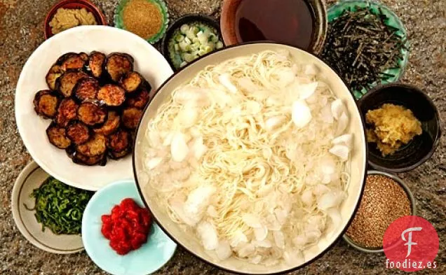 Fideos Somen Helados Y Berenjena Frita Con Salsa De Soja Y mirin