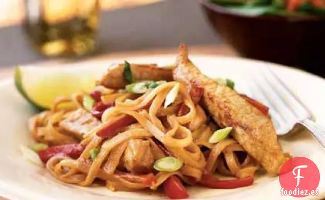 Tiras de Cerdo con Salsa de Maní y Fideos de Arroz
