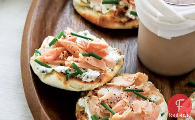 Tostadas de Queso Crema de Trucha y Alcaparras Ahumadas