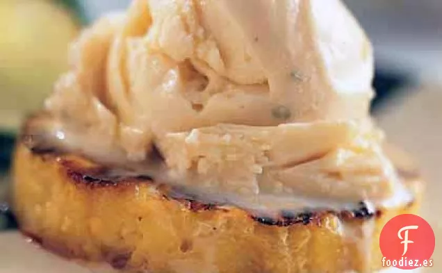 Helado de Pimienta con Piña Glaseada con Ron