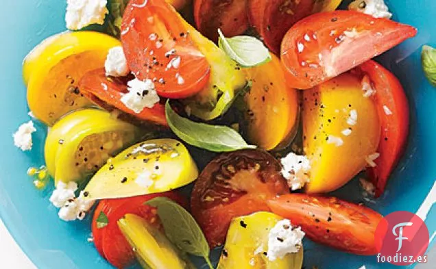 Ensalada de Tomate con Queso de Cabra y Albahaca