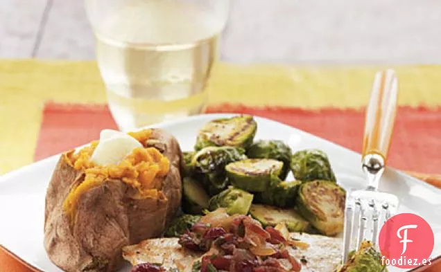 Chuletas de Pavo Chamuscado con Salsa de Cebolla Caramelizada con Arándanos Rojos