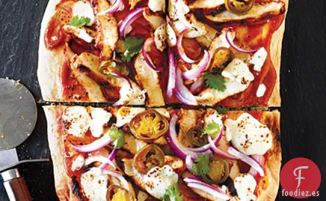 Pizza de Pollo a la Barbacoa con Mozzarella Fresca y Jalapeños Encurtidos