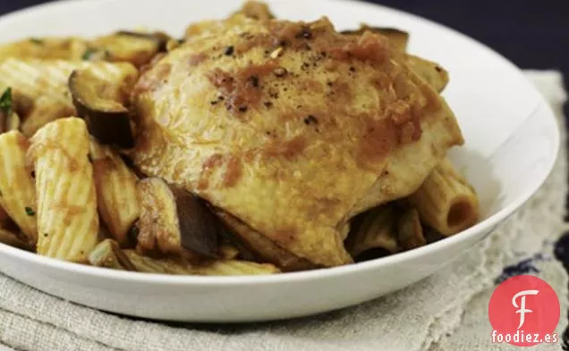 Muslos De Pollo Con Berenjena Y Aceitunas Sobre Pasta