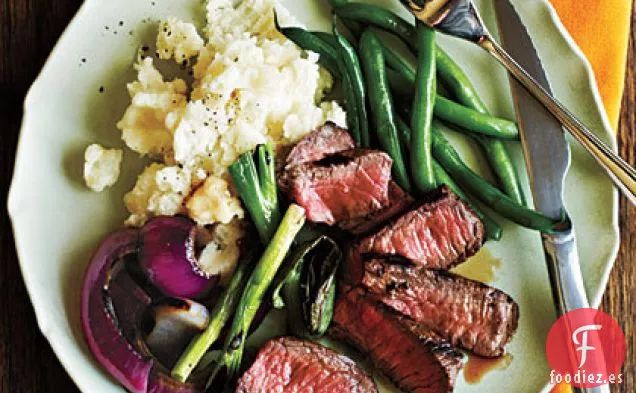 Bistec a la Parrilla con Cebollas y Cebolletas