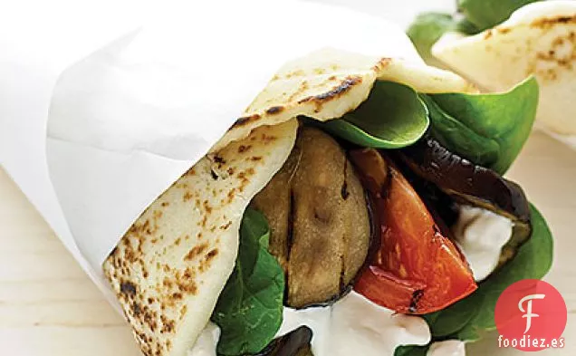 Envolturas de Naan de Berenjena a la Parrilla con Aderezo de Yogur Tahini