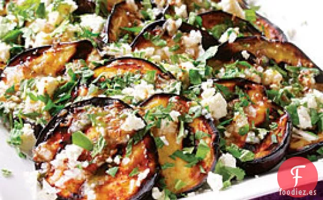 Berenjena A La Parrilla Con Vinagreta De Ajo Y comino Con Queso Feta Y Hierbas