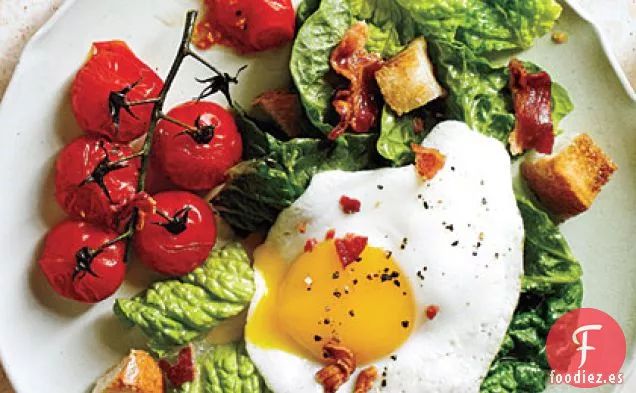 Ensalada BLT con Huevos Lado Soleado Hacia Arriba