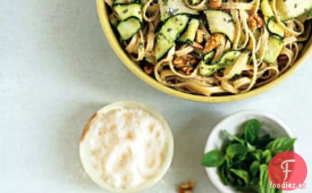Fettuccine con Nueces, Cintas de Calabacín y Pecorino Romano