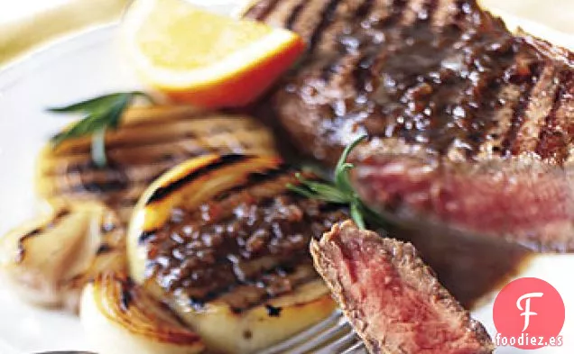 Carne a la Parrilla y Cebollas con Salsa de Mantequilla Balsámica y Romero