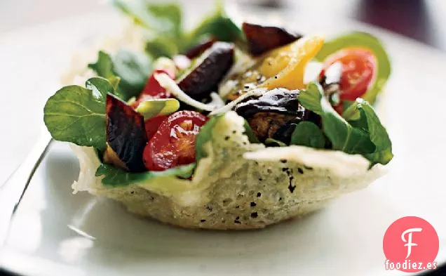 Ensalada de Berenjena en Tazas de Parmesano
