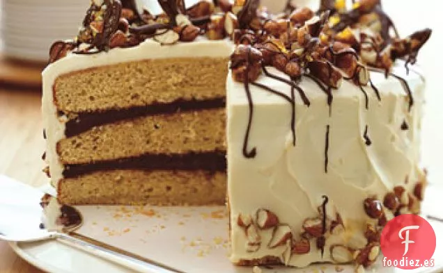 Pastel de Praliné de Almendras con Glaseado de Mascarpone y Corteza de Chocolate