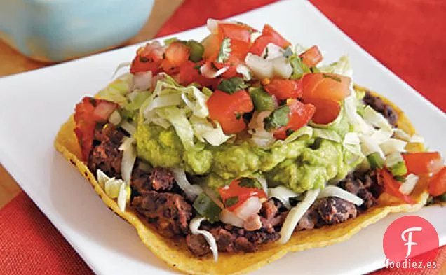 Tostadas Vegetarianas con Frijoles Negros y Guacamole Fácil