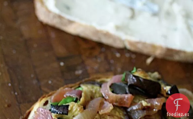 Sándwiches De Berenjena Asada Con Untar De Frijoles Blancos Y Pesto De Cebollino