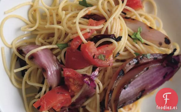 Espaguetis con Tomates Ahumados y Cebollas
