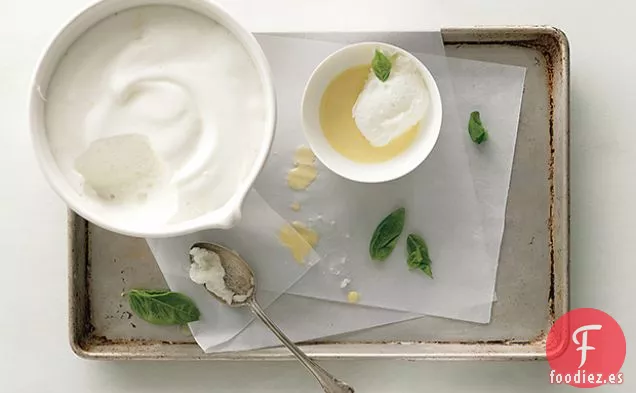 Budín de Nieve de Limón con Salsa de Natillas de Albahaca