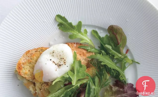 Sabroso Parmesano Pain Perdu con Huevos Escalfados y Verduras