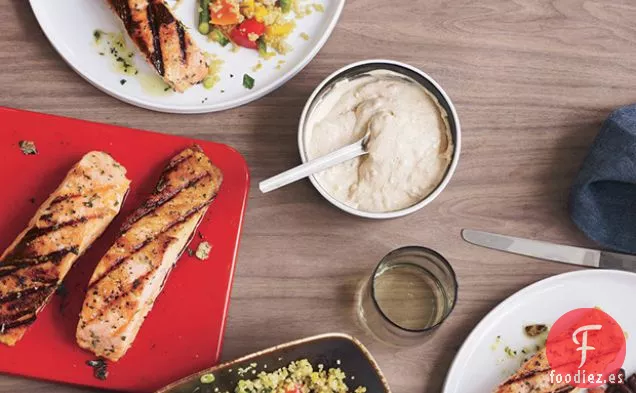 Salmón a la Parrilla con Frijoles Negros y Mayonesa de Piment d'Espelette